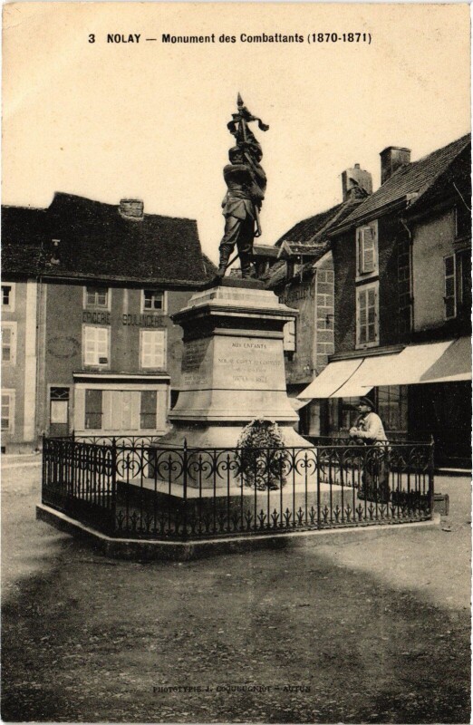 Carte postale ancienne Nolay Le Monument des Combattants à Nolay