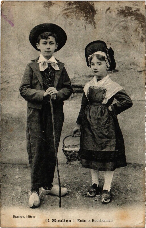 Carte postale ancienne Folklore Moulins Enfants Bourbonnais à Moulins