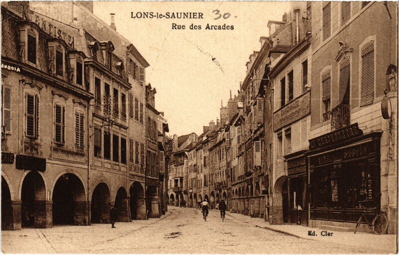 Carte postale ancienne Lons-le-Saunier Rue des Arcades à Lons-le-Saunier