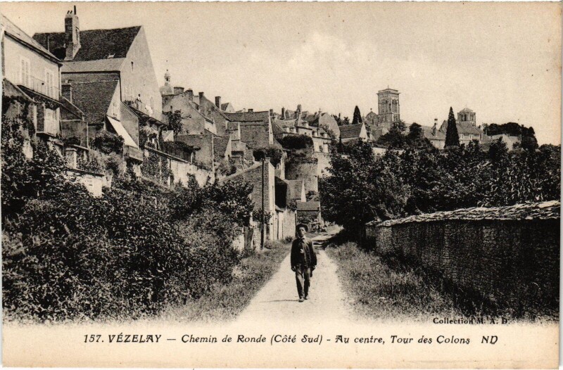 Carte postale ancienne Vézelay Chemin de Ronde à Vézelay