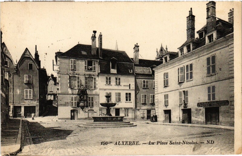 Carte postale ancienne Auxerre Place Saint-Nicolas à Auxerre