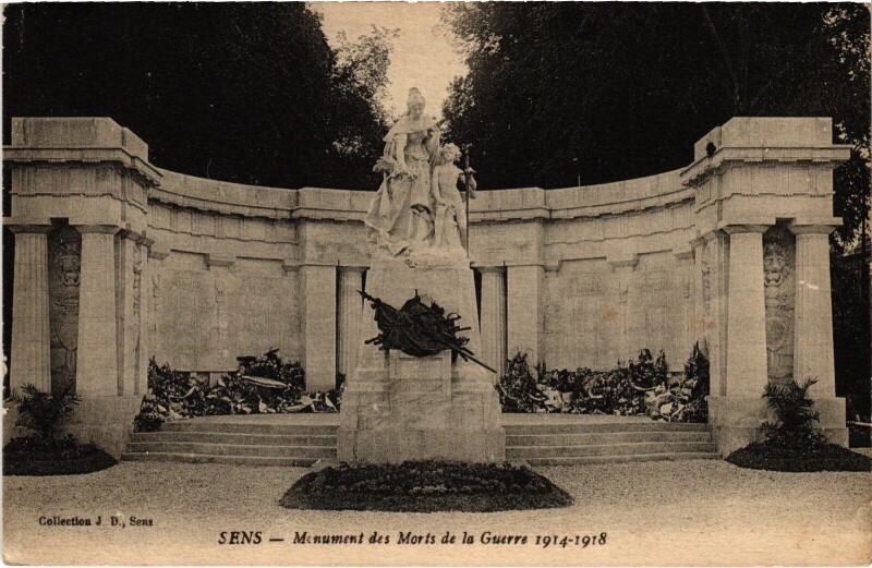 Carte postale ancienne Sens Monument des Morts