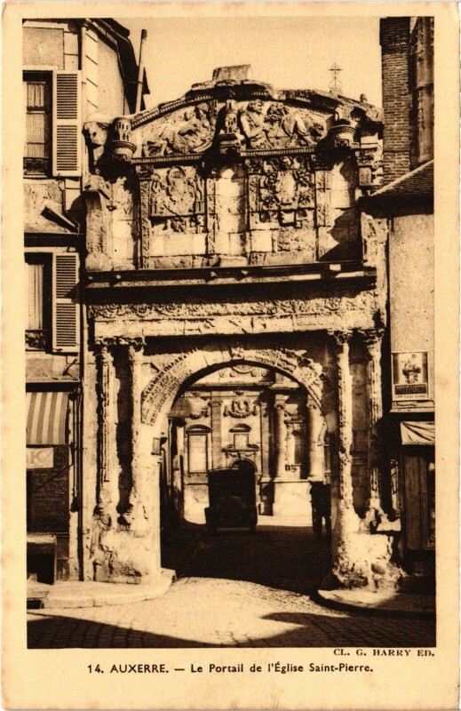 Carte postale ancienne Auxerre Portail Eglise Saint-pierre à Auxerre