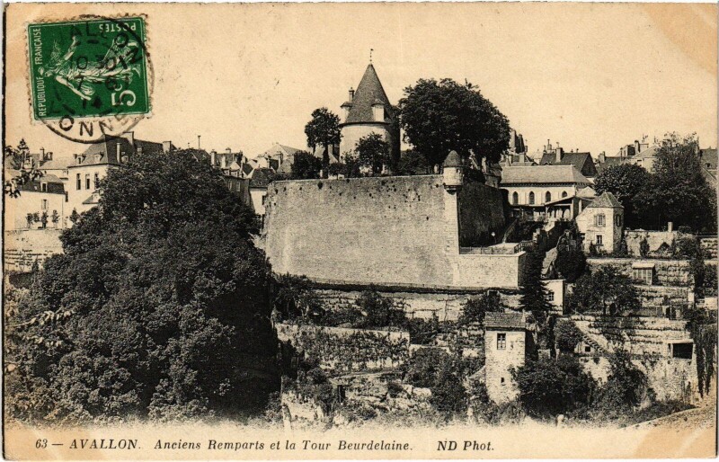 Carte postale ancienne Avallon Remparts et Tour Beurdelaine à Avallon