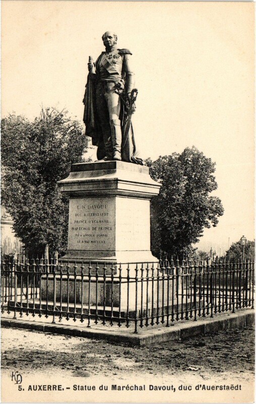Carte postale ancienne Auxerre Statue du Maréchal Davout à Auxerre