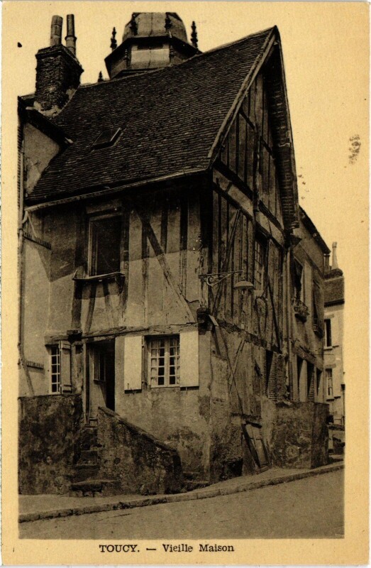 Carte postale ancienne Toucy Vieille Maison à Toucy