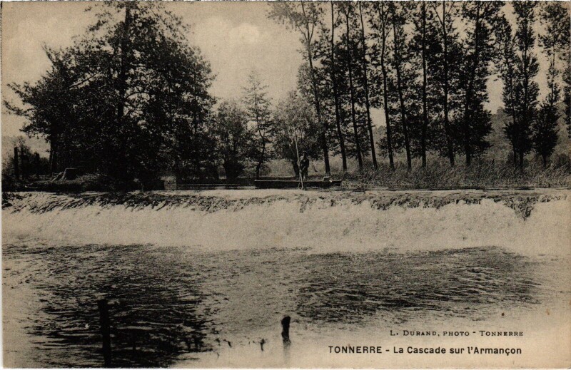 Carte postale ancienne Tonnerre La Cascade sur l'Armancon à Tonnerre