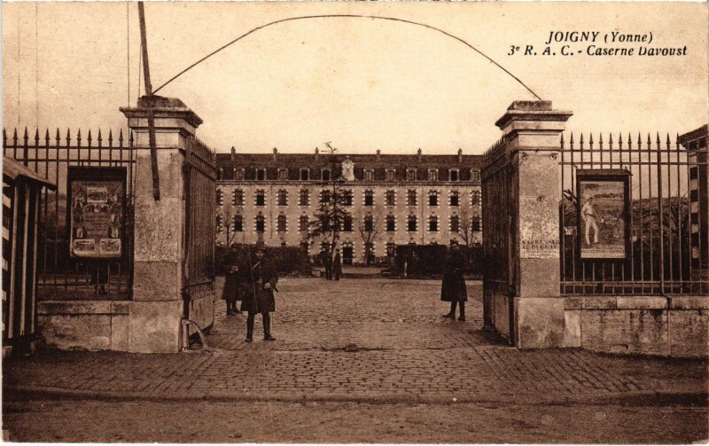 Carte postale ancienne Joigny Caserne Davoust à Joigny