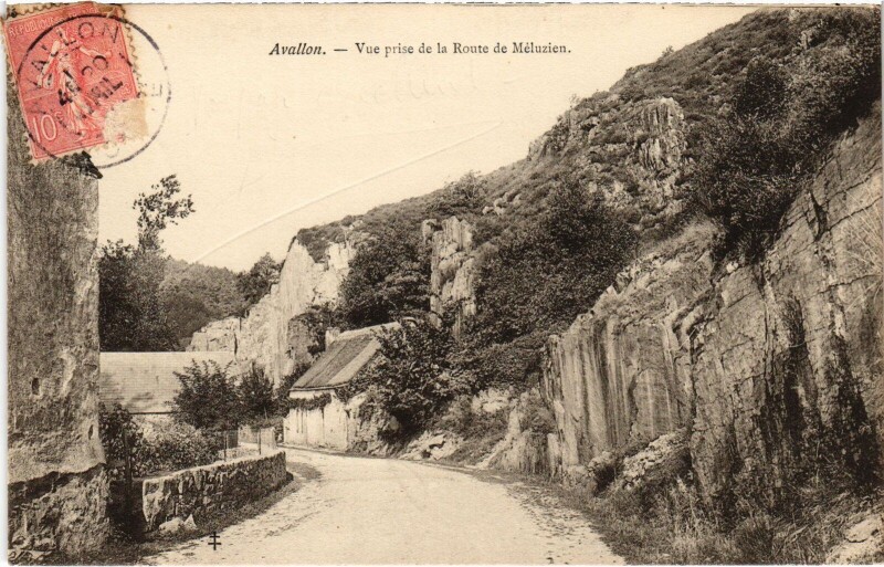 Carte postale ancienne Avallon Route de Méluzien à Avallon