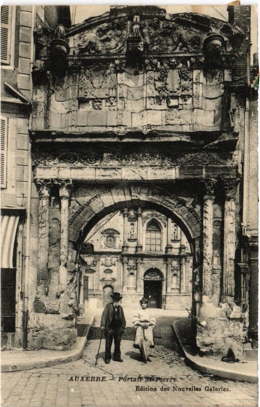Carte postale ancienne Auxerre Portail Saint-Pierre à Auxerre