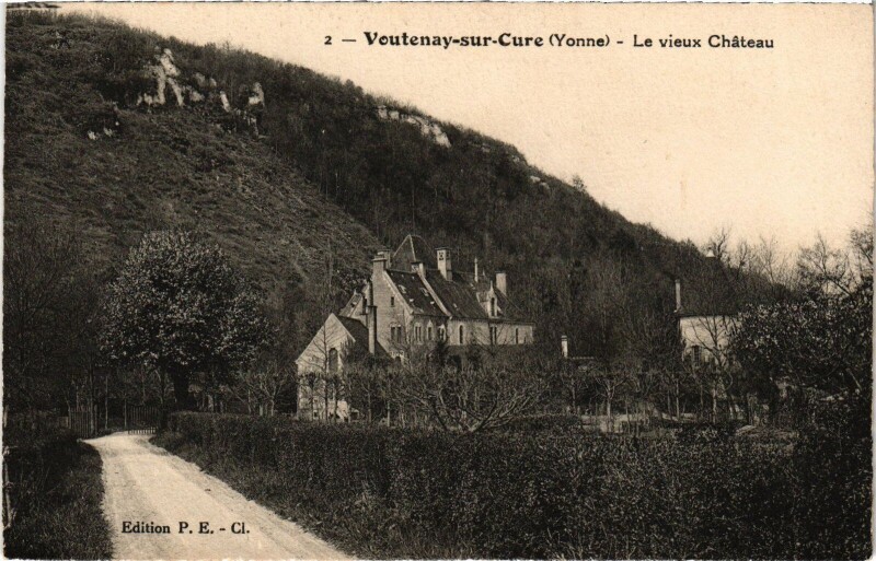 Carte postale ancienne Voutenay-sur-Cure Le Chateau à Voutenay-sur-Cure