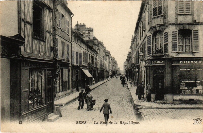 Carte postale ancienne Sens rue de la République