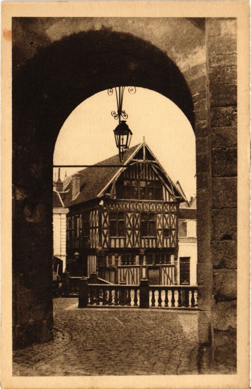 Carte postale ancienne Joigny Portail Saint-Jean et Maison de bois à Joigny