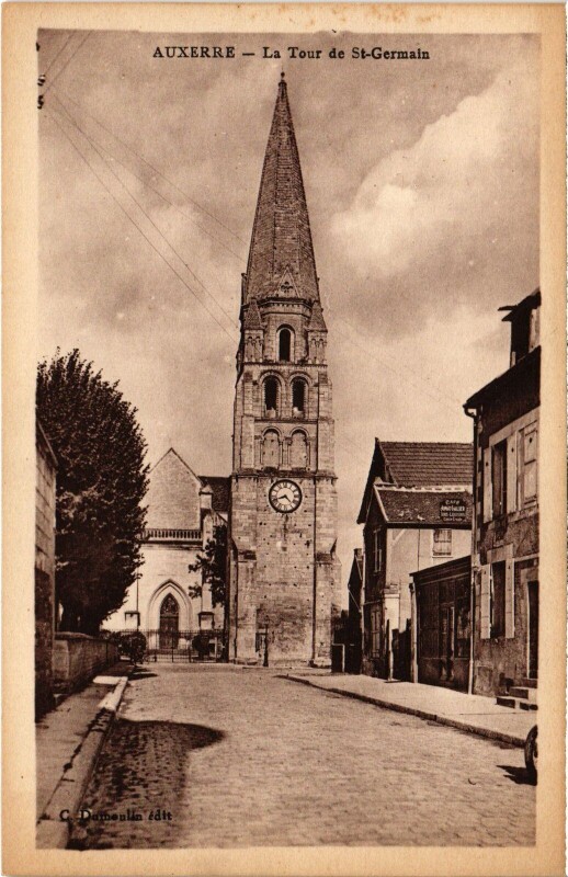 Carte postale ancienne Auxerre Toue de Saint-Germain à Auxerre