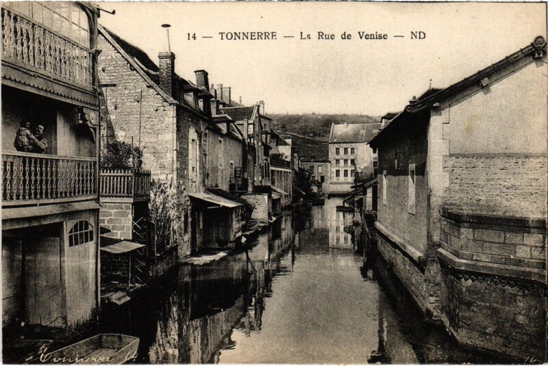 Carte postale ancienne Tonnerre Rue de Venise à Tonnerre