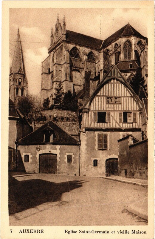 Carte postale ancienne Auxerre Eglise Saint-Germain Vieille maison à Auxerre