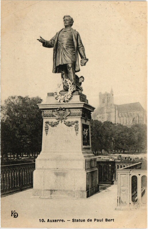 Carte postale ancienne Auxerre Statue de Paul Bert à Auxerre