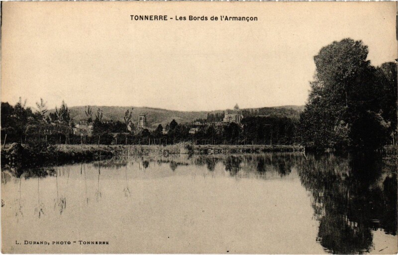 Carte postale ancienne Tonnerre Les Bords de l'Armancon à Tonnerre