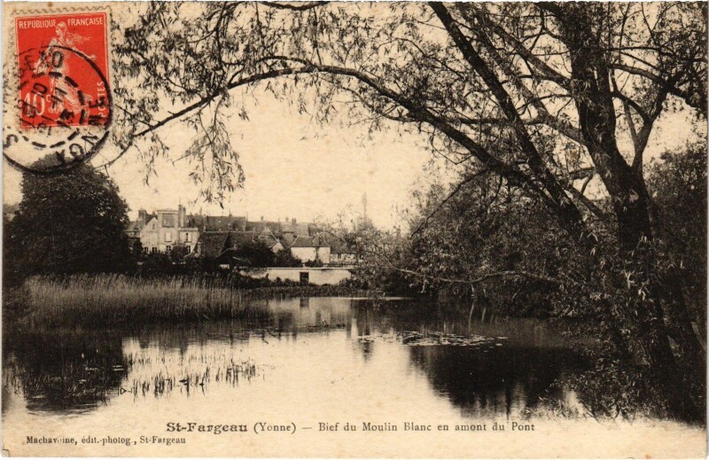 Carte postale ancienne Saint-Fargeau Bief du Moulin Blanc à Saint-Fargeau