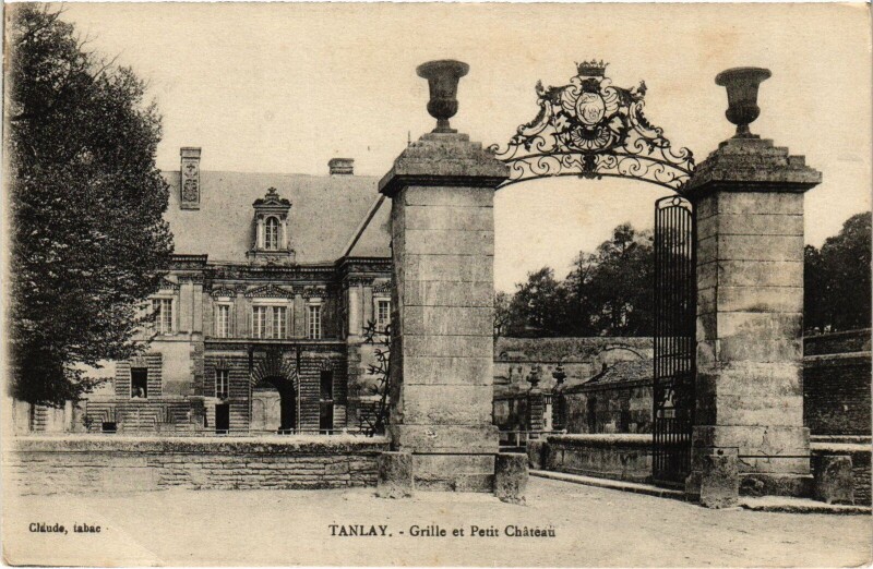 Carte postale ancienne Tanlay Grille et Petit Chateau à Tanlay