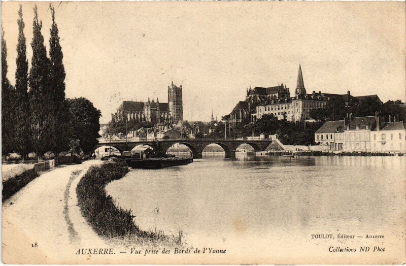 Carte postale ancienne Auxerre vue prise Bords de l'Yonne à Auxerre