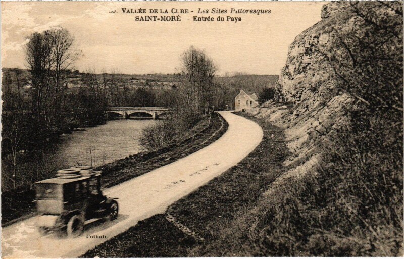 Carte postale ancienne Vallée de la Cure Saint-Moré Entrée du pays Automobile à Saint-Moré