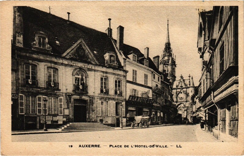 Carte postale ancienne Auxerre Place de l'Hotel de Ville à Auxerre