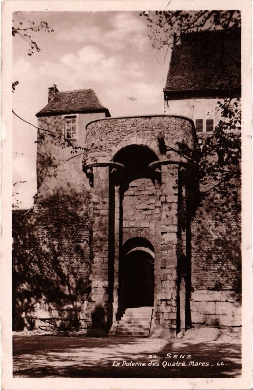 Carte postale ancienne Sens Poterne des Quatre Mares