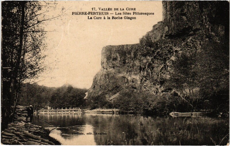 Carte postale ancienne Pierre-Perthuis La Cure Roche Gingon à Pierre-Perthuis