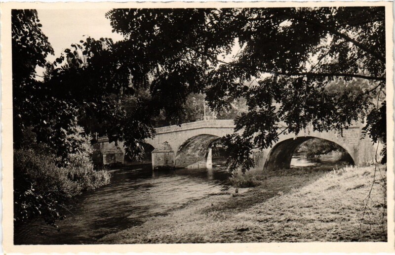 Carte postale ancienne Voutenay-sur-Cure Le Pont sur le riviere à Voutenay-sur-Cure