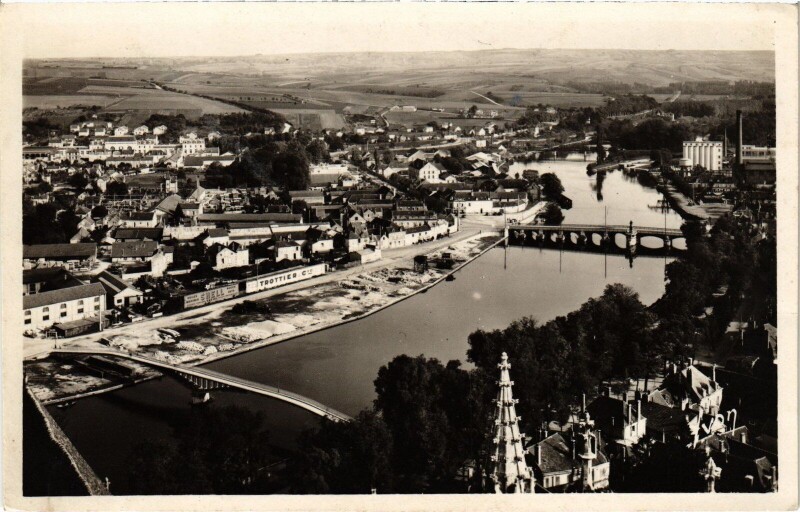 Carte postale ancienne Auxerre Yonne dans sa traverse à Auxerre