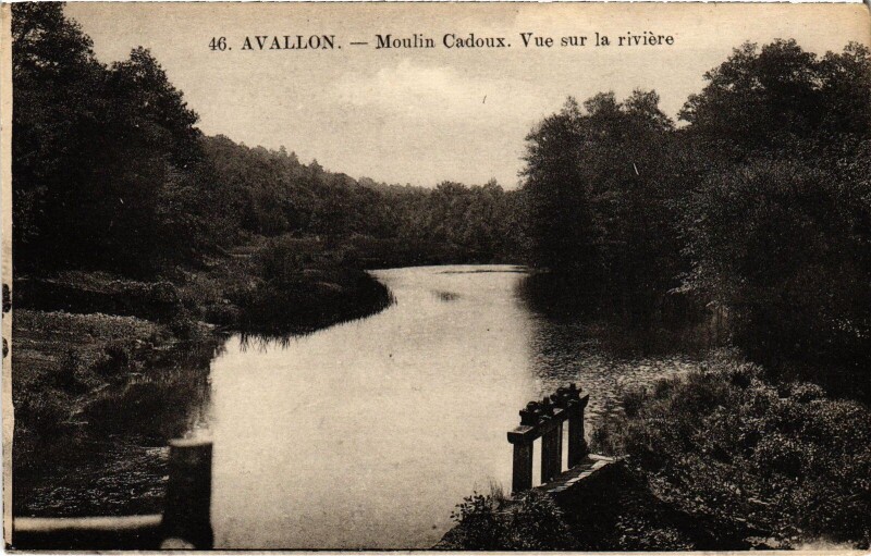 Carte postale ancienne Avallon Moulin Cadoux à Avallon