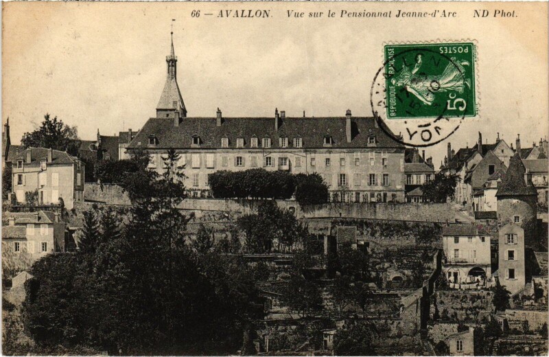 Carte postale ancienne Avallon Vue sur le Pensionnat Jeanne d'Arc à Avallon