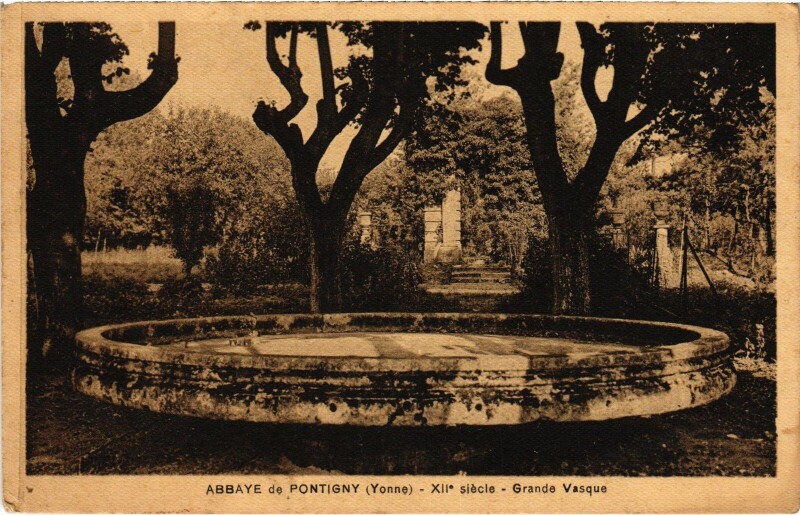 Carte postale ancienne Abbaye de Pontigny Grande Vasque à Pontigny