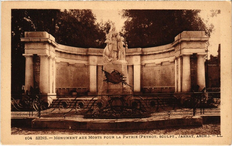 Carte postale ancienne Sens Monument aux Morts