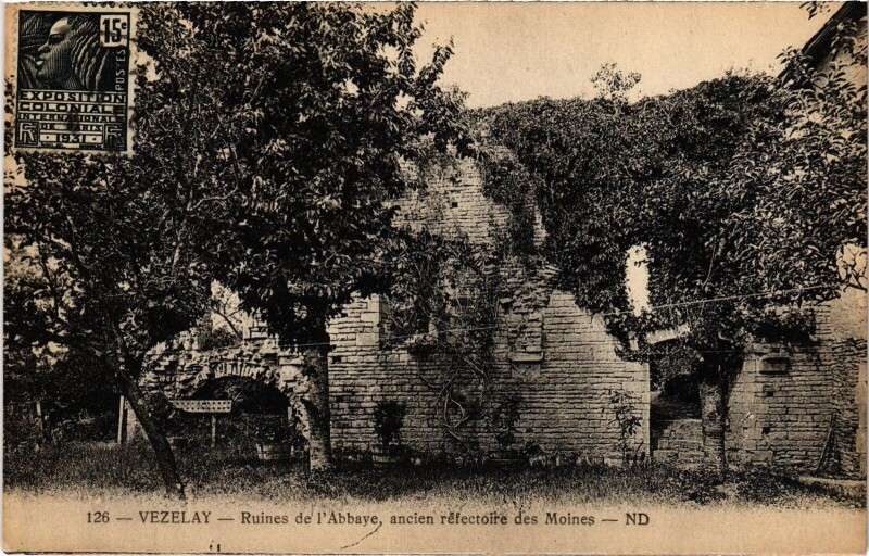 Carte postale ancienne Vézelay Ruines de l'Abbaye Réfectoire des Moines à Vézelay