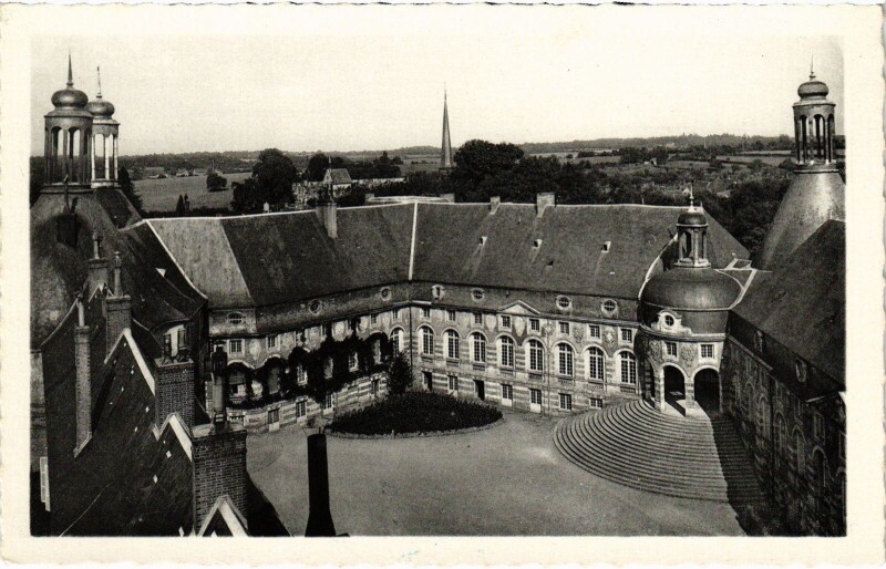 Carte postale ancienne Saint-Fargeau Cour d'honneur à Saint-Fargeau