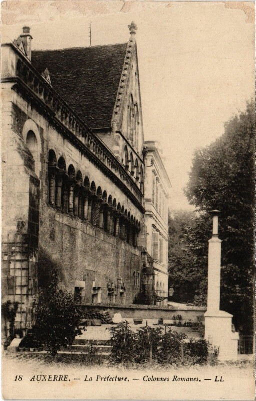 Carte postale ancienne Auxerre La Préfecture à Auxerre