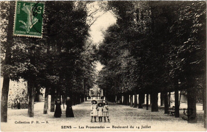 Carte postale ancienne Sens Les Promenades à Menades