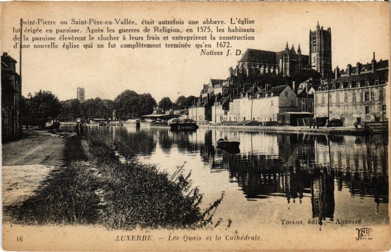 Carte postale ancienne Auxerre Les Quais et la Cathédrale à Auxerre