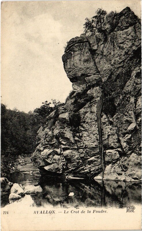 Carte postale ancienne Avallon Le Crot de la Foudre à Avallon