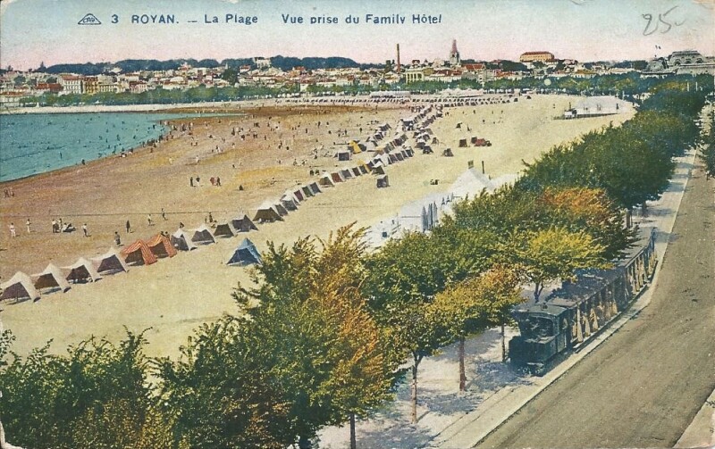 Carte postale ancienne La Plage - Vue prise du Family Hôtel à Royan