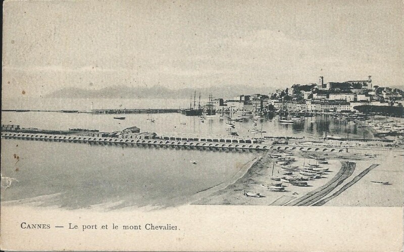 Carte postale ancienne Le Port et le Mont Chevalier à Cannes