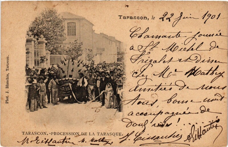 Carte postale ancienne Tarascon Procession de la Tarasque à Tarascon