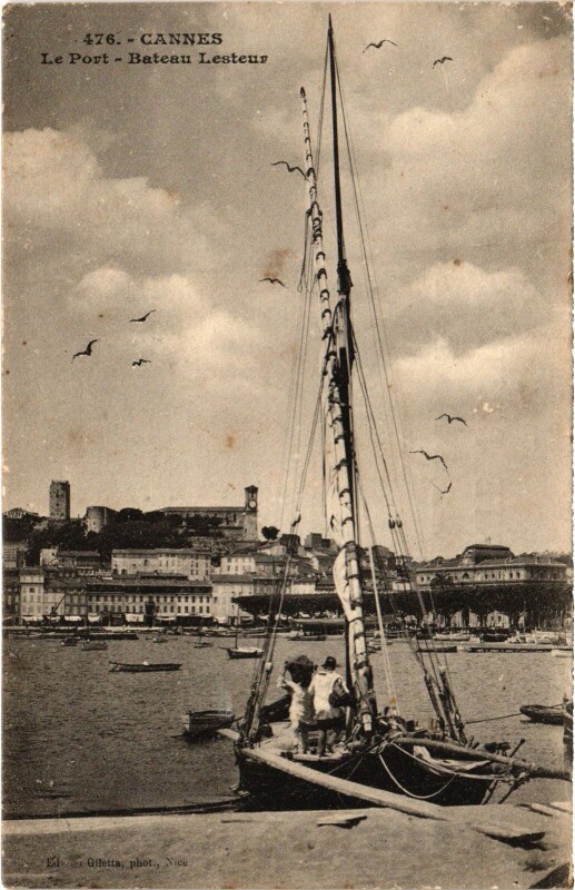 Carte postale ancienne Cannes Le Port Bateau Lesteur à Cannes