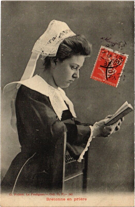 Carte postale ancienne Folklore Bretonne en priere