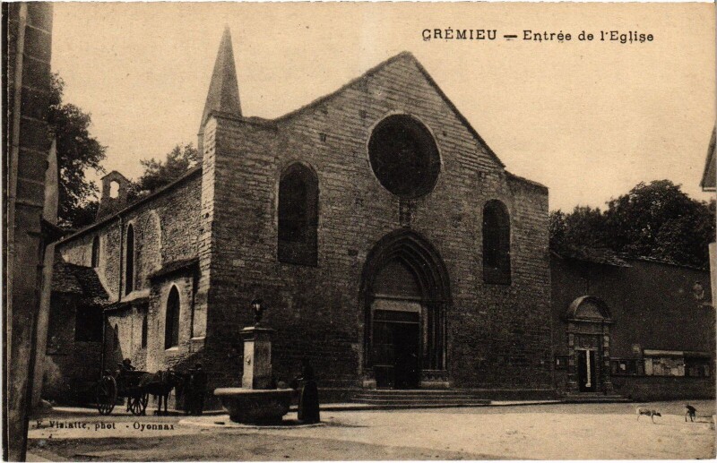 Carte postale ancienne Crémieu Entrée de l'Eglise à Crémieu