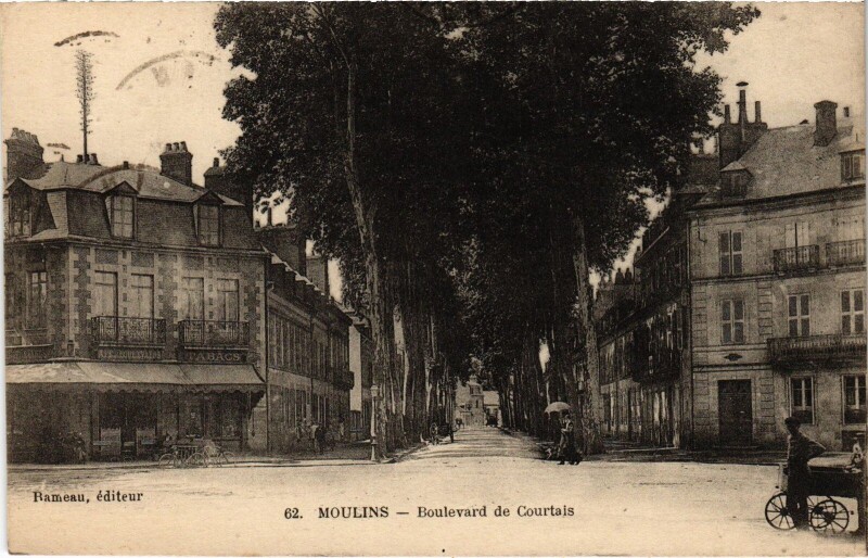 Carte postale ancienne Moulins Boulevard de Courtais à Moulins
