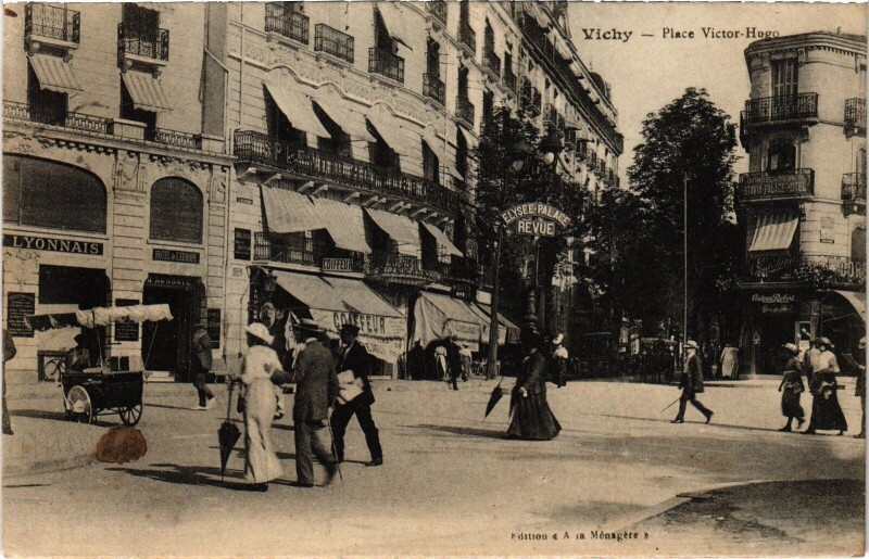 Carte postale ancienne Vichy Place Victor-Hugo à Vichy