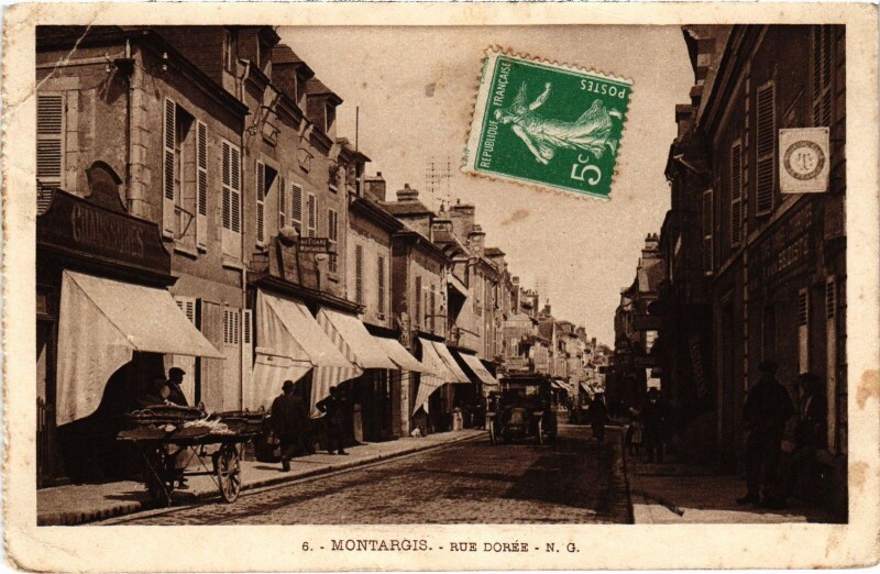 Carte postale ancienne Montargis Rue Dorée à Montargis